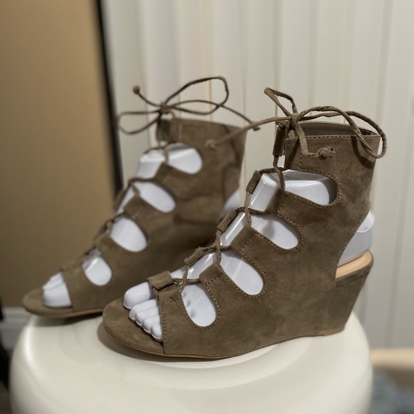 Taupe colored lease up wedge sandals 👡 - Picture 3 of 4